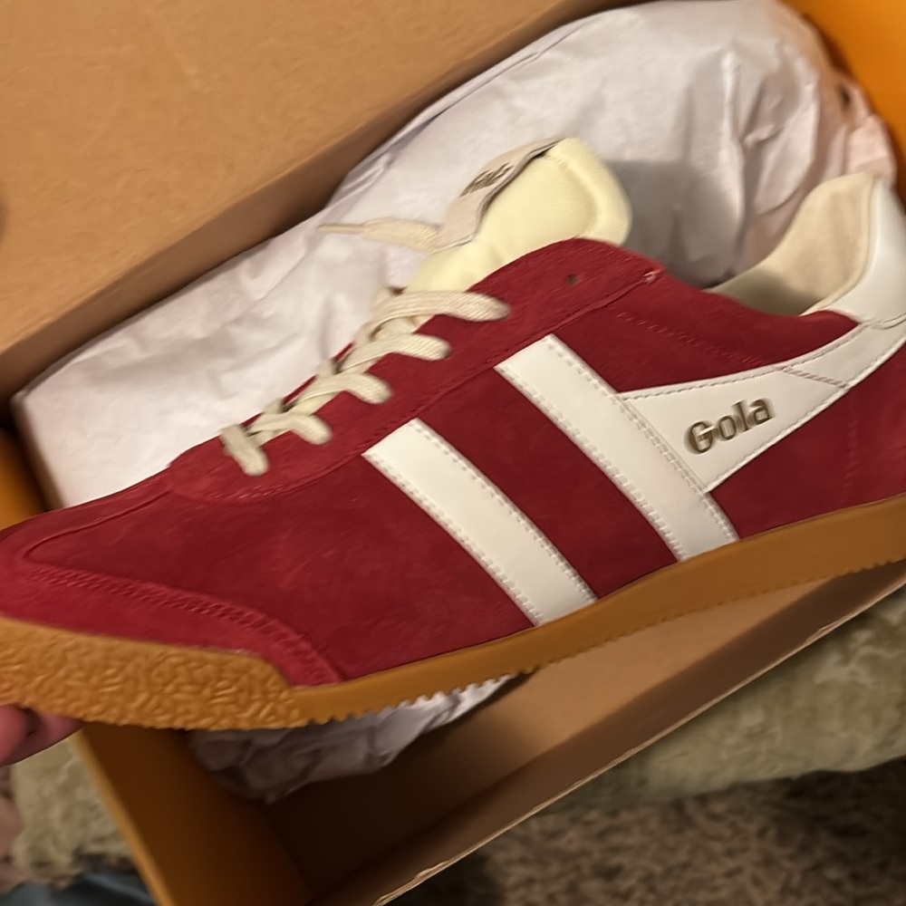 Men’s Gola tennis shoe; size 10/Women size 11. 
See tag for info.